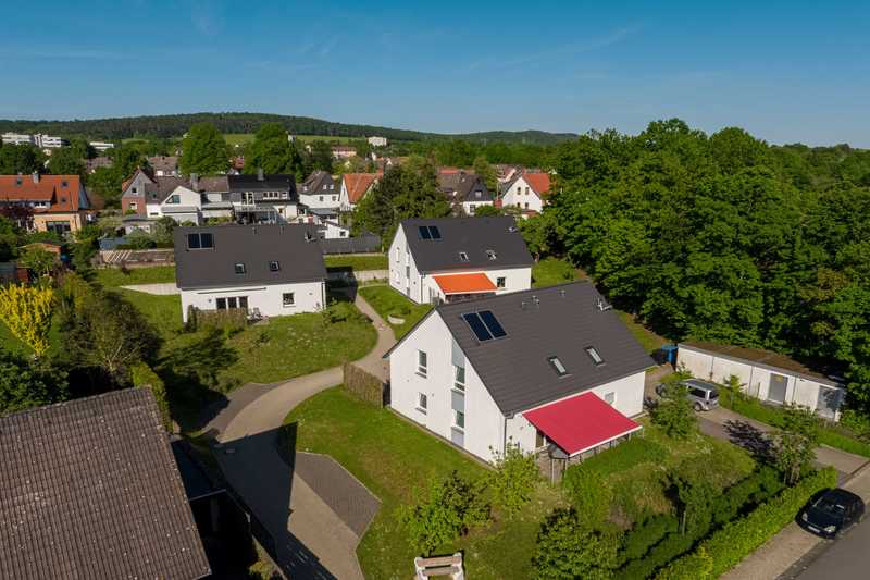 Luftaufnahme der drei Einfamilienhäuser am Roten Stein in Hildesheim 